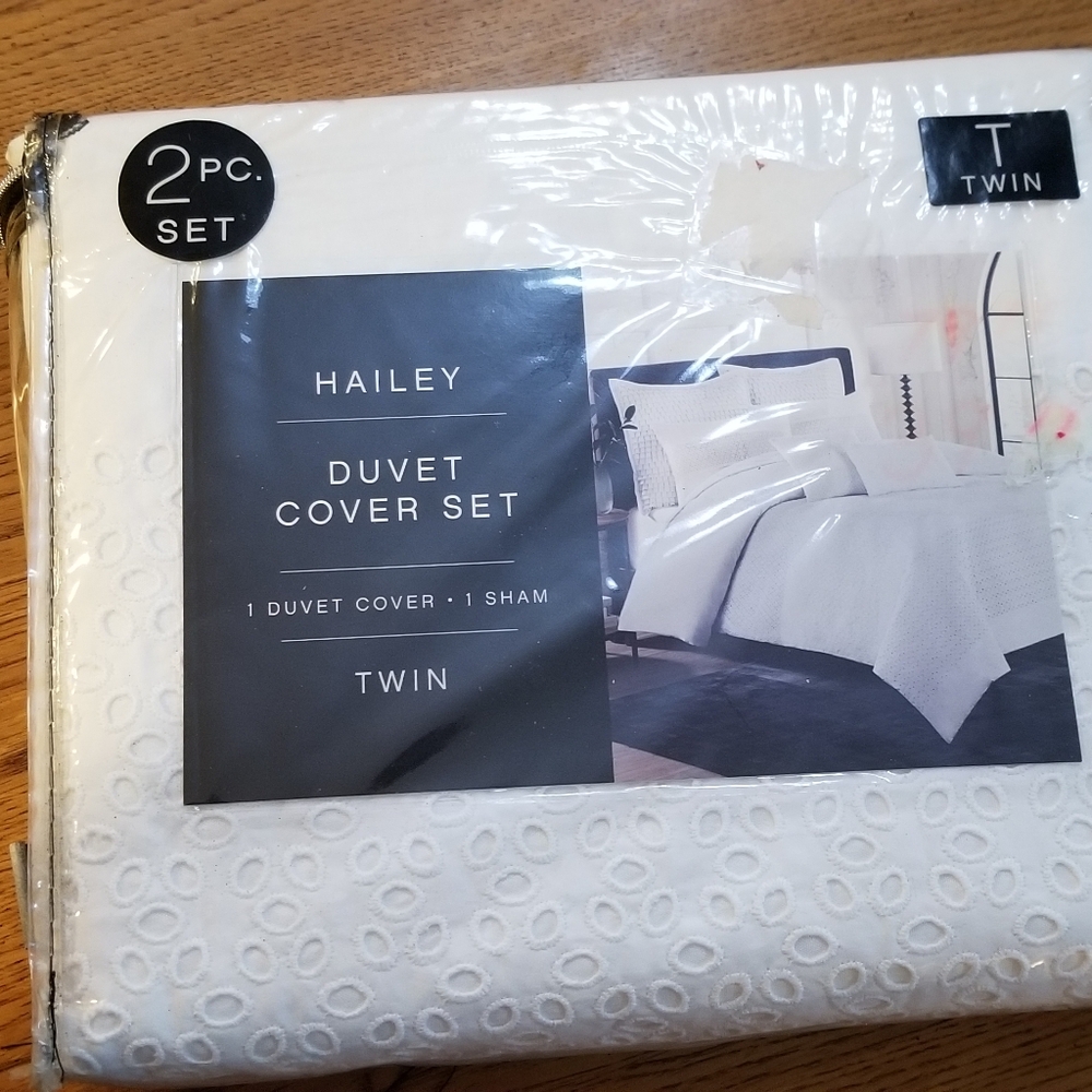 Twin NWT Duvet Set White Eyelet Size T